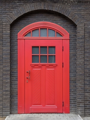 Арочная дверь красного цвета