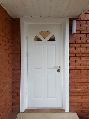Белая дверь с полукруглым стеклом