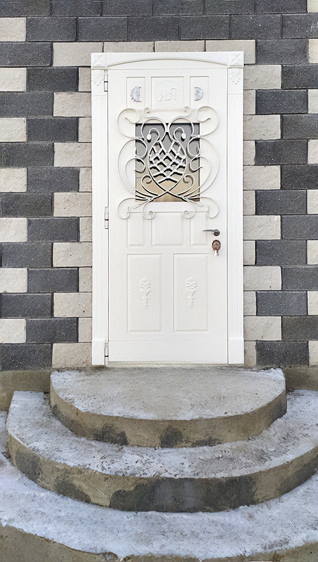 Белая дверь с узорной ковкой