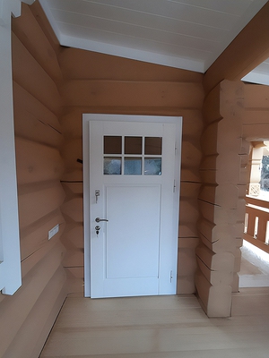 Белая дверь в деревянном доме