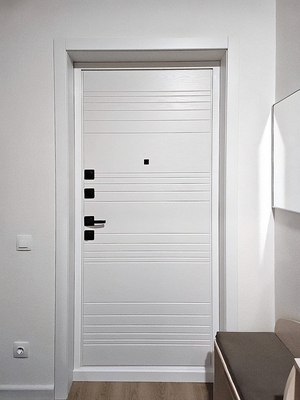 Белая квартирная дверь