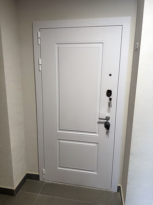 Белая квартирная дверь