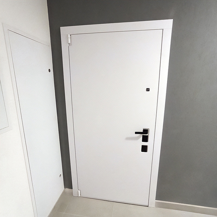 Белая квартирная дверь