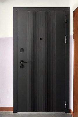 Черная квартирная дверь