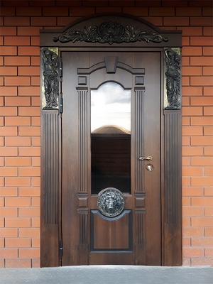 Дверь с декоративными элементами
