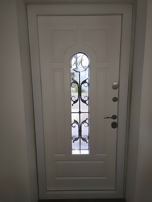 Дверь с ковкой и стеклом