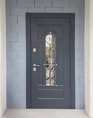 Дверь с ковкой и стеклом