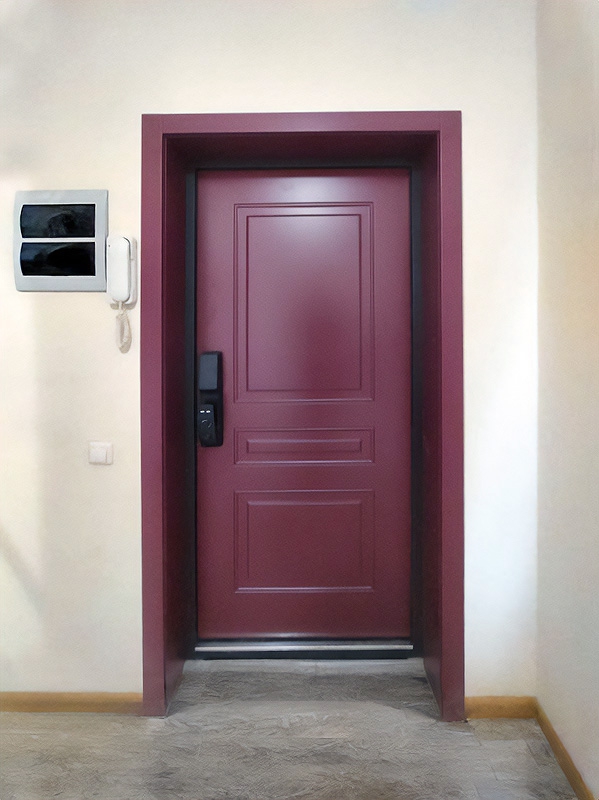 Дверь с окрашенными панелями МДФ