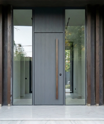 Дверь с остеклением по бокам