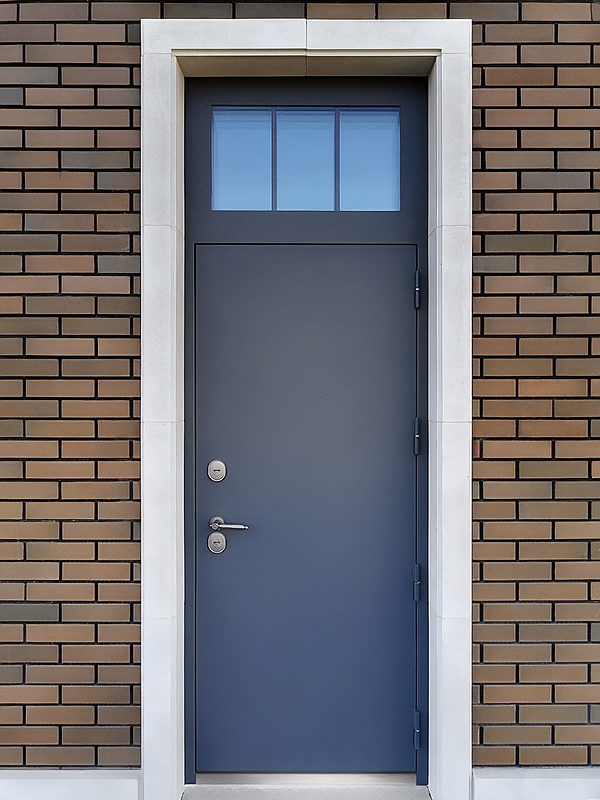 Дверь с остеклённой фрамугой