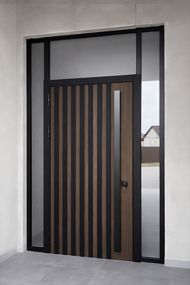 Дверь с реечным оформлением