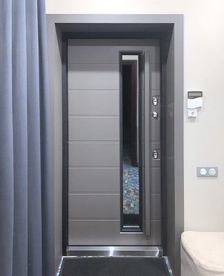 Дверь с узким остеклением