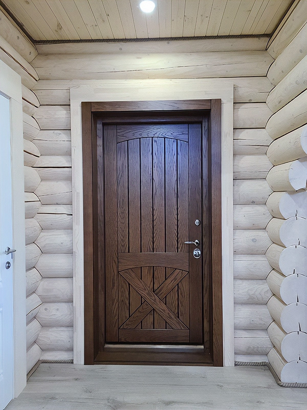 Дверь в деревянном доме