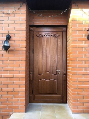Дверь в кирпичном доме