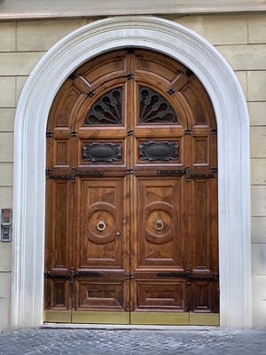 Дверь в старинном стиле