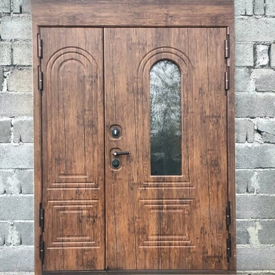 Дверь в строящемся доме
