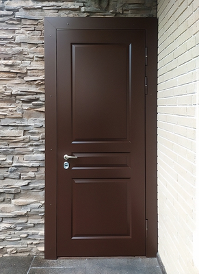 Коричневая уличная дверь
