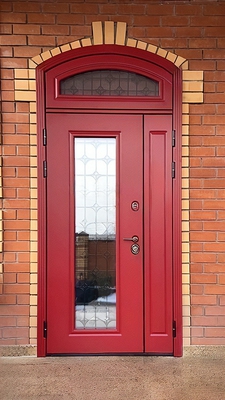 Красная дверь с арочной фрамугой