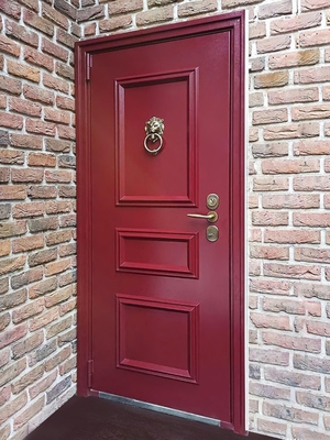 Красная дверь с кнокером