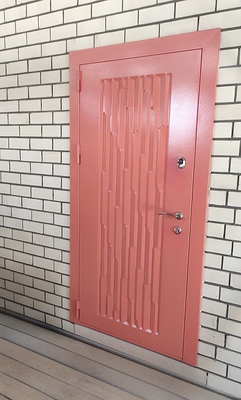 Красная дверь со штампованным рисунком