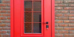 Красные входные двери для частных домов – примеры работ в мае