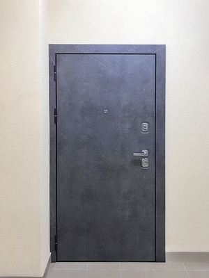 Квартирная дверь с панелью «под камень»