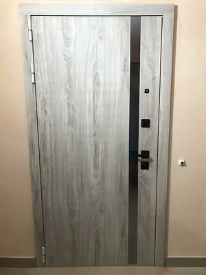 МДФ дверь с вертикальной стеклянной вставкой