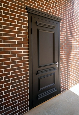 Металлобагетная дверь с карнизом
