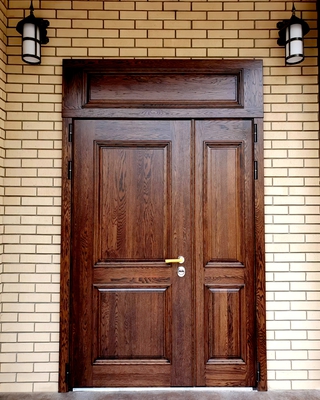 Нестандартная дверь с отделкой массивом