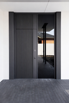 Нестандартная современная дверь