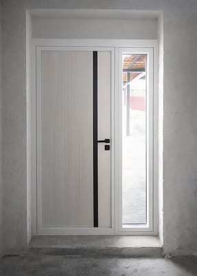 Остекленная входная дверь