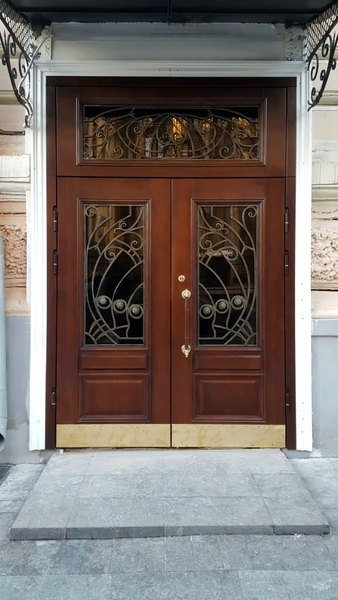 Парадная дверь с  коваными деталями