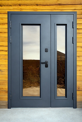 Полуторная дверь с большими стёклами