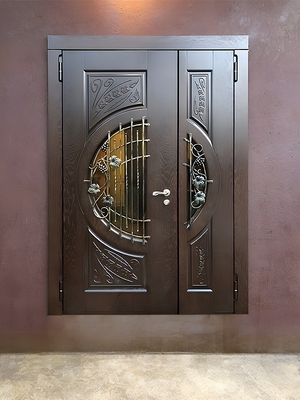 Полуторная дверь с ковкой