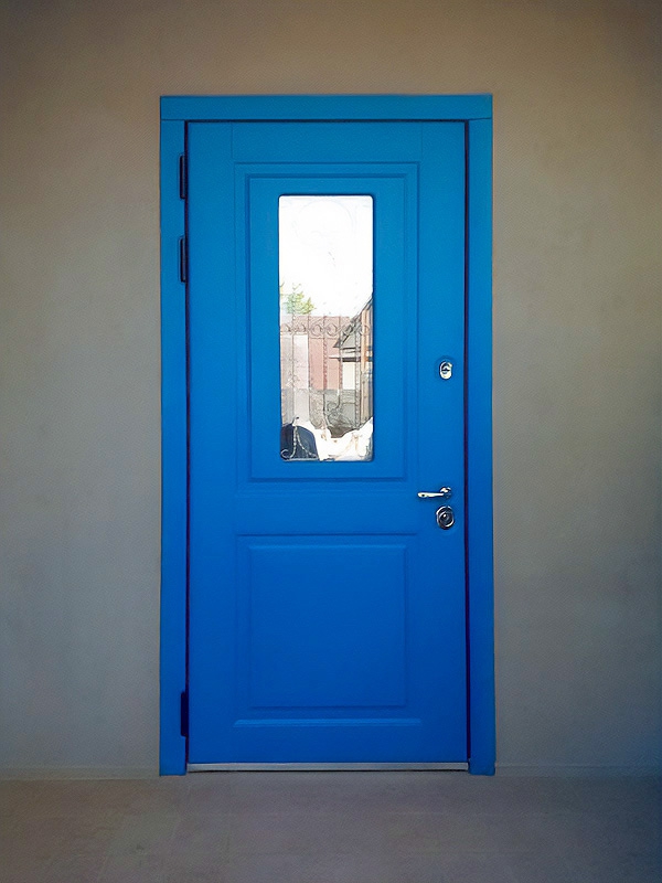 Синяя дверь с окном