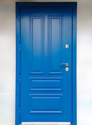 Синяя входная дверь