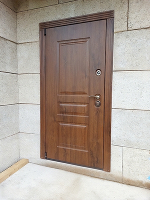 Стальная дверь с коричневыми плитами МДФ