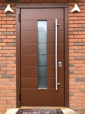 Утепленная дверь со стеклом и длинной ручкой
