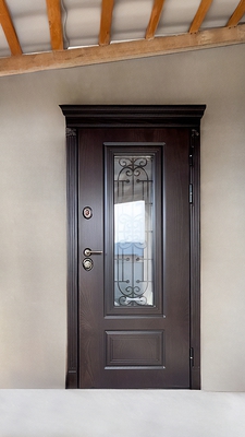 Однопольная дверь с классическим дизайном и карнизом