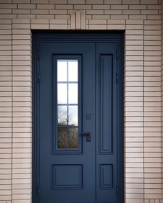 Синяя дверь с багетной раскладкой