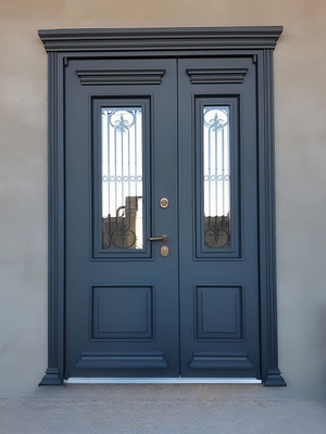 Широкая дверь цвета графит с оформлением портала