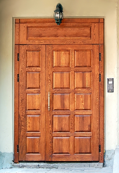 Входная дверь из массива с фрамугой