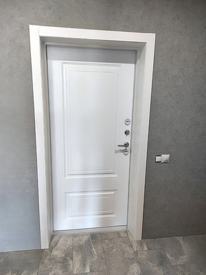 Входная дверь с белым МДФ