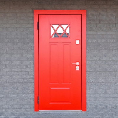 Ярко-красная дверь с окном