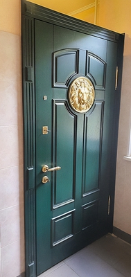 Зеленая дверь со львом