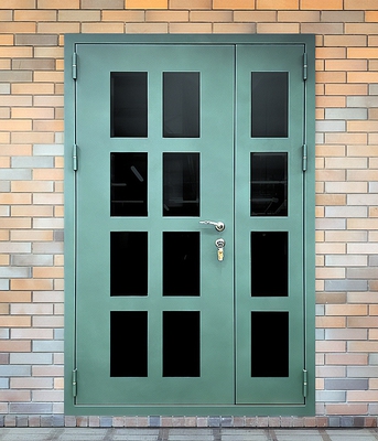 Зеленая остеклённая дверь