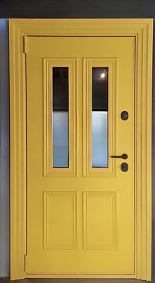 Желтая дверь с двумя окнами
